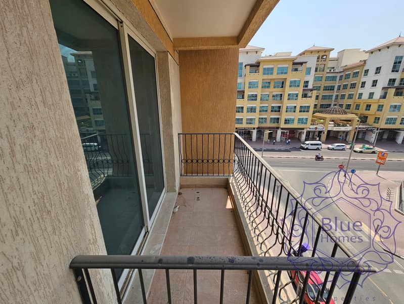 Burj khalifa view! 3BR+ store Lavish spacious near to oud metha merto - Image 9