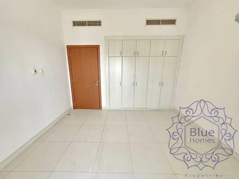 Burj khalifa view! 3BR+ store Lavish spacious near to oud metha merto - Image 10