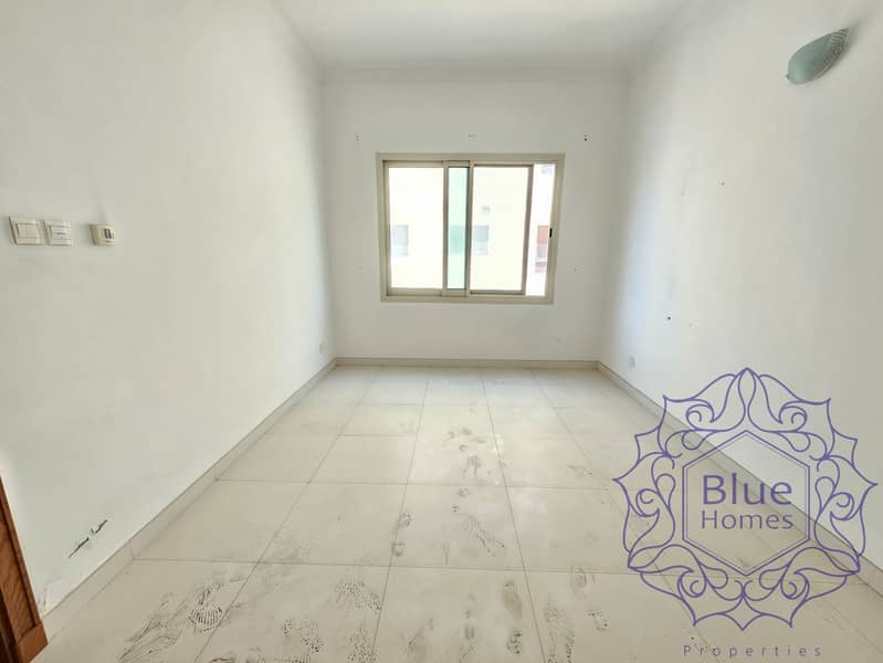 Burj khalifa view! 3BR+ store Lavish spacious near to oud metha merto - Image 11