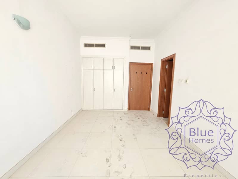 Burj khalifa view! 3BR+ store Lavish spacious near to oud metha merto - Image 12