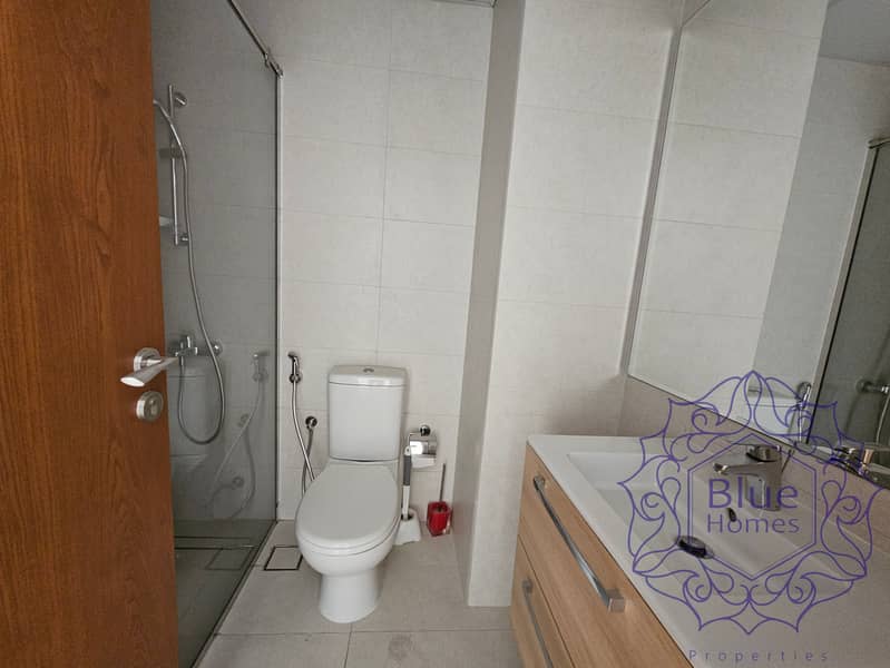 Burj khalifa view! 3BR+ store Lavish spacious near to oud metha merto - Image 13