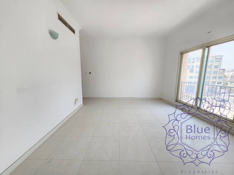 Burj khalifa view! 3BR+ store Lavish spacious near to oud metha merto - Image 16