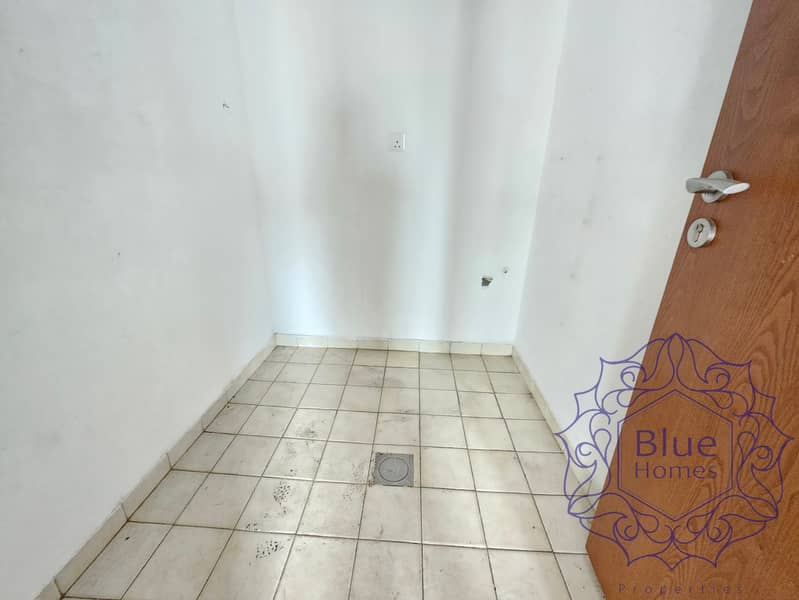 Burj khalifa view! 3BR+ store Lavish spacious near to oud metha merto - Image 17