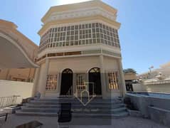 للبيع فله مساحه 5000 قدم زاويه مكونه من اربع غرف ومجلس وصالتين ومسبح