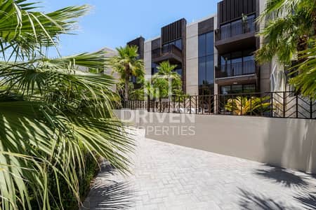 3 Bedroom Villa for Sale in Jumeirah, Dubai - Majestic Villa with Sea and Skyline Views