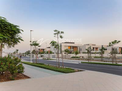 4 Bedroom Villa for Rent in Yas Island, Abu Dhabi - Corner Single Row|Community Viewl|Relaxing Living