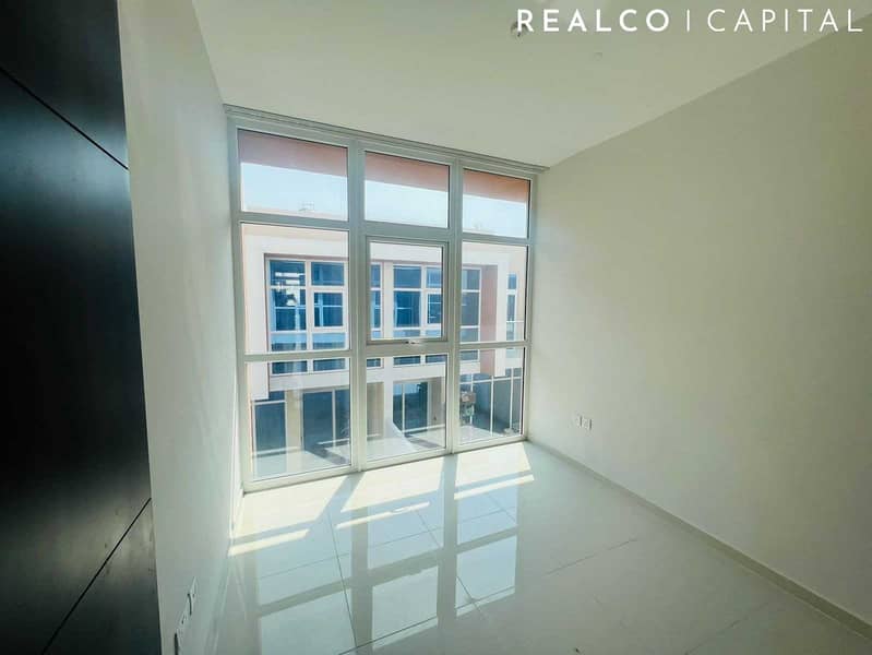 3 Bedrooms : Brown Kitchen : Ready To Move