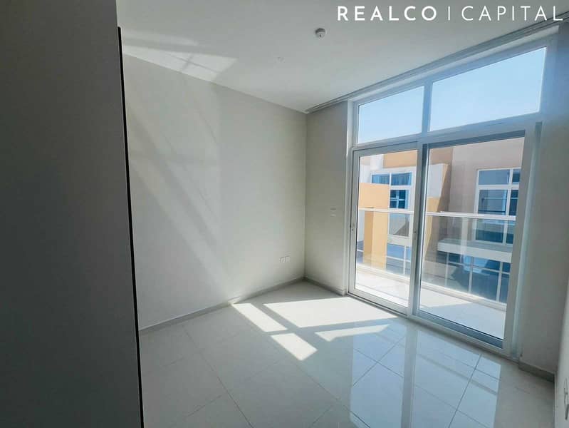 3 Bedrooms : Brown Kitchen : Ready To Move