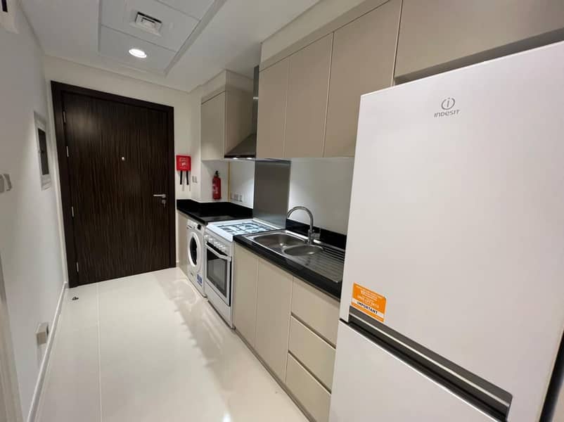 Immaculate Studio II Prime Location II Exclusive Offer - Image 8