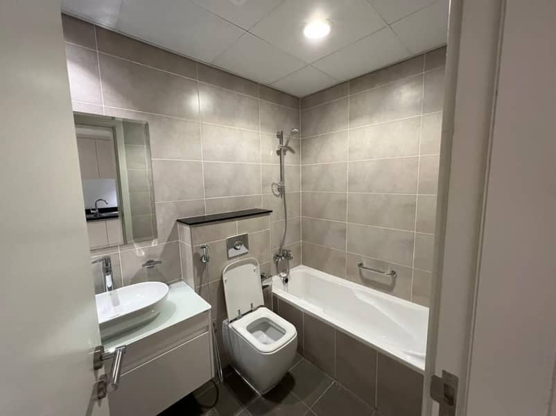 Immaculate Studio II Prime Location II Exclusive Offer - Image 9