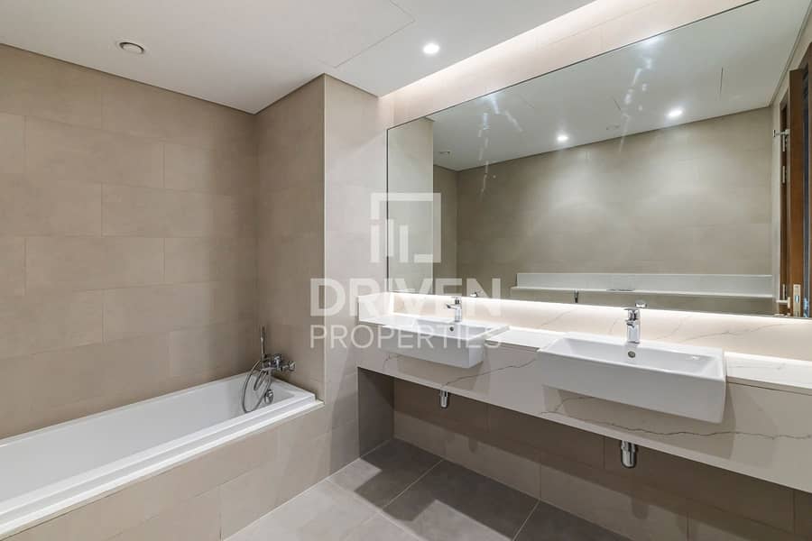 Vacant | Burj Khalifa View | Spacious Apt - Image 12