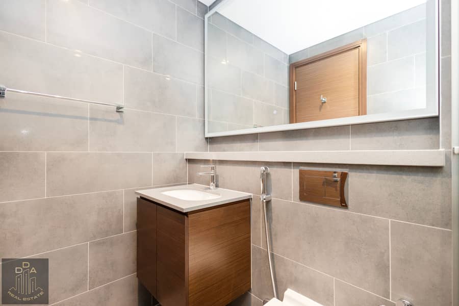14 011_Crest. jpg