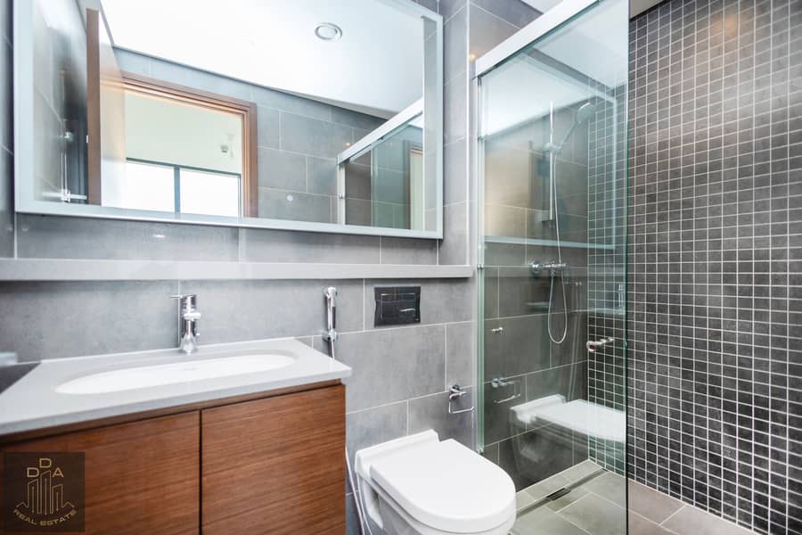 16 012_Crest. jpg