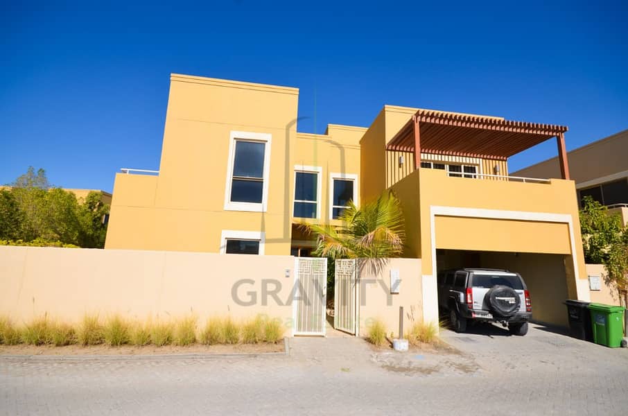 Great Offer Huge family home 4BR villa with private garden