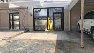 للبيع بيت عربي (شعبي)بالشارقه تقع في منطقه الغافيه بالقرب من شارع قار مقابل مدارس