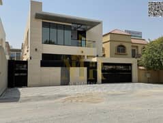 تملك فيلا الأحلام و استثمر بأسلوب راقي في فيلا فاخرة في قلب الروضة 2 بسعر مغري ومميز