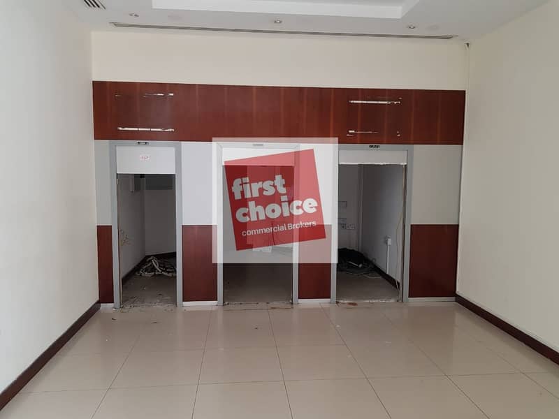 10 Main Street showroom with excelent visibility for rent