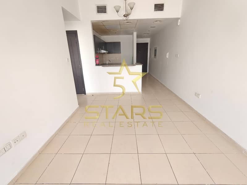 Prime Location | Spacious Layout | Near Malls & Lake - Image 6