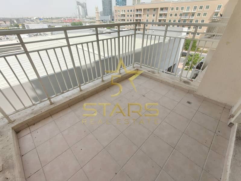 Prime Location | Spacious Layout | Near Malls & Lake - Image 10