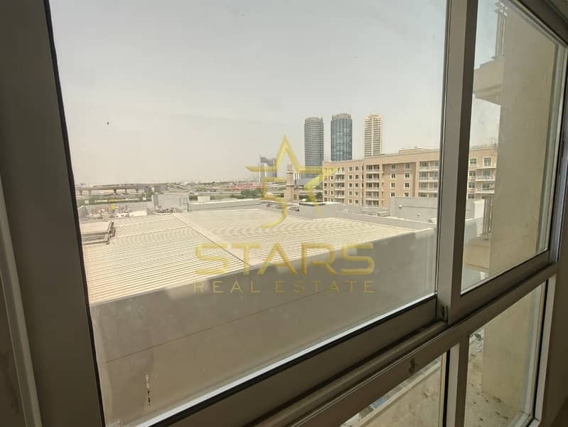 Prime Location | Spacious Layout | Near Malls & Lake - Image 11