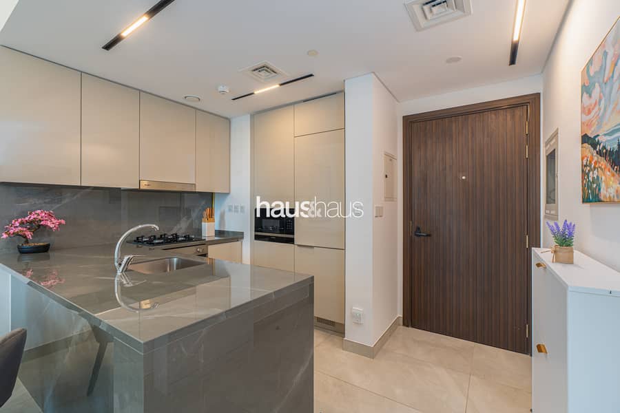 Charming Pool View | Premium Facilities | Modern - Image 11