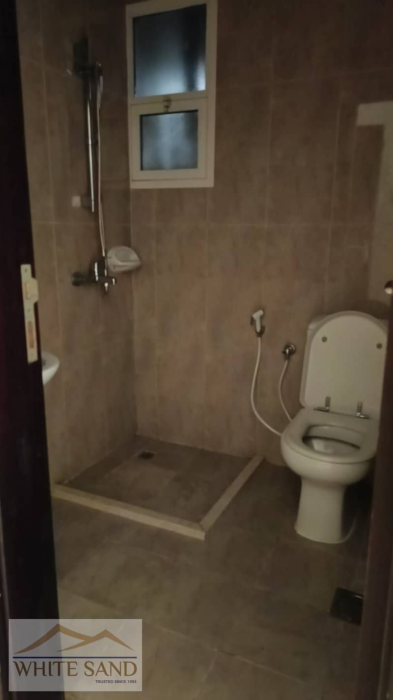 5 BATHROOM. jpg