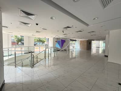 Showroom for Rent in Hamdan Street, Abu Dhabi - A SPECIOUS SHOWNROOM ON GOOD LOCATION PERFECT FOR YOUR BUSINESS