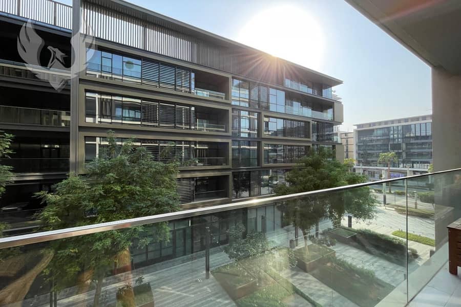Corner | Large layout | Treetop view | Vacant Nov