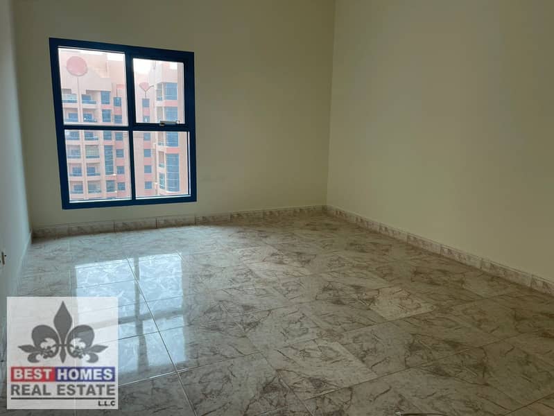 8 NT3BHK9. jpg