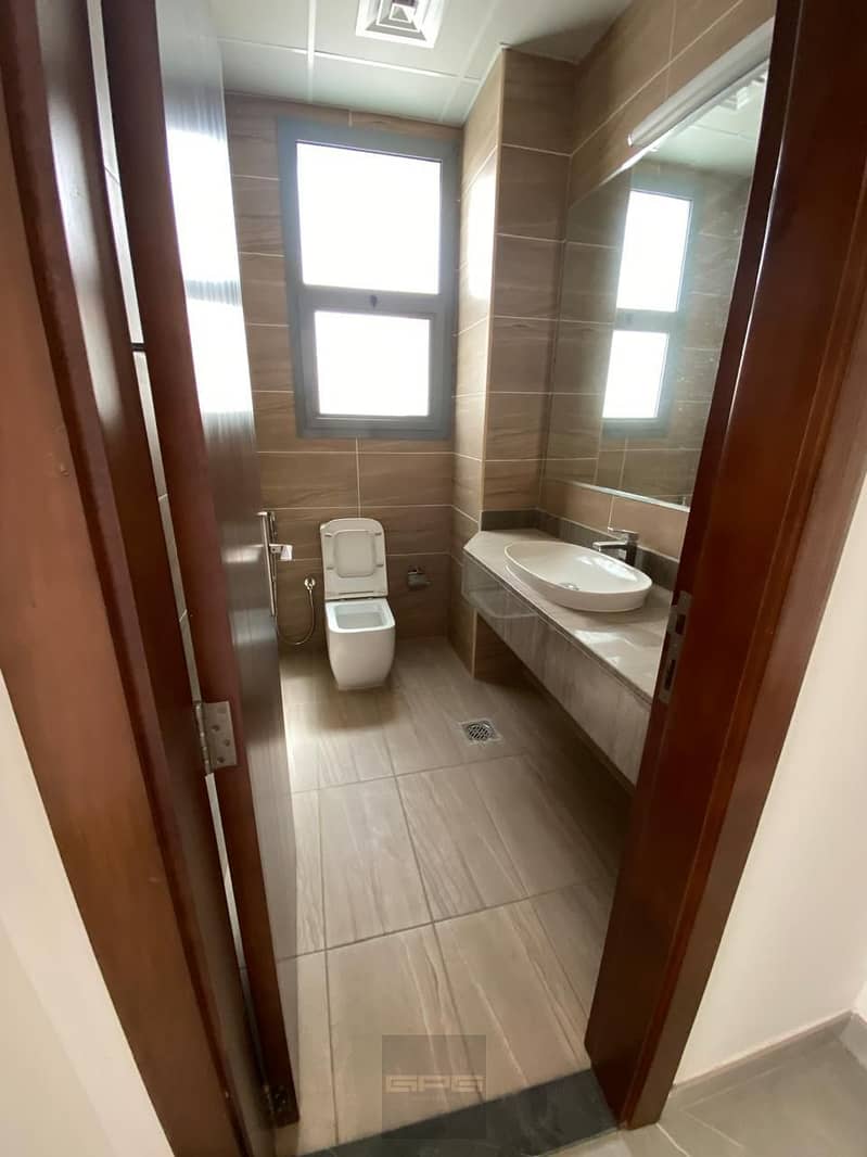 8 majls toilet. jpg