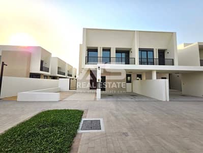 فیلا 4 غرف نوم للايجار في تاون سكوير، دبي - WhatsApp Image 2025-09-22 at 3.55. 17 PM. jpeg