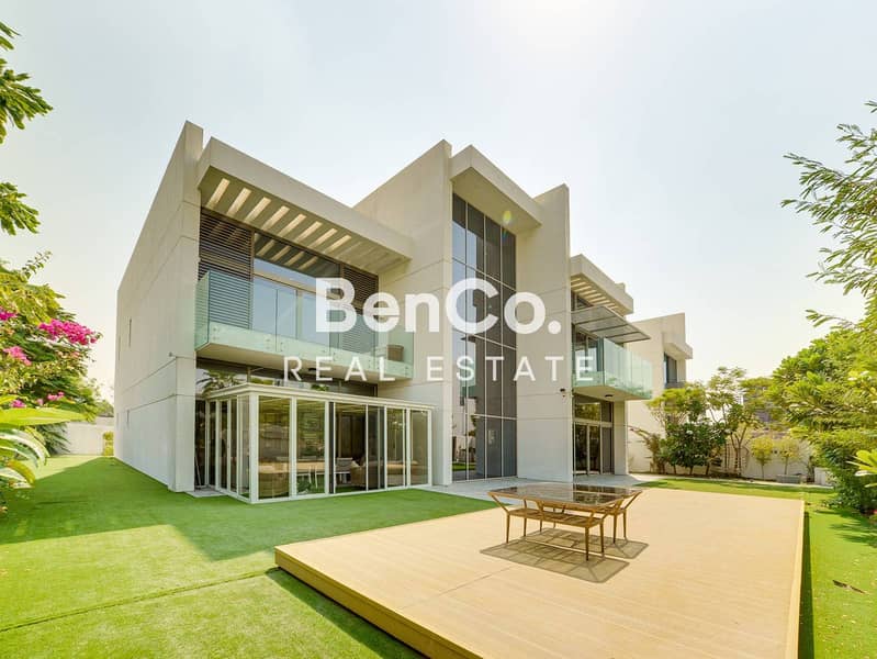 Contemporary 5BR | Upgraded | Corner plot