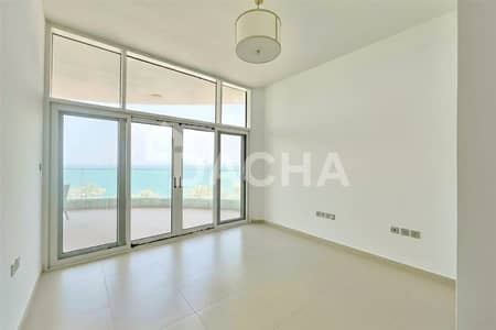 2 Bedroom Flat for Rent in Palm Jumeirah, Dubai - Spacious Balcony | Sea View | Unfurnished Unit