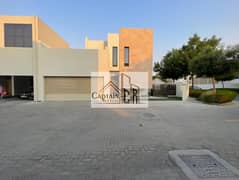 فيلا فاخرة بأربع غرف نوم مع غرفة خادمة وحديقة خاصة | مساكن نسمة