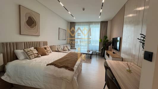Studio for Rent in Business Bay, Dubai - bed sofa tv balcony. jpeg