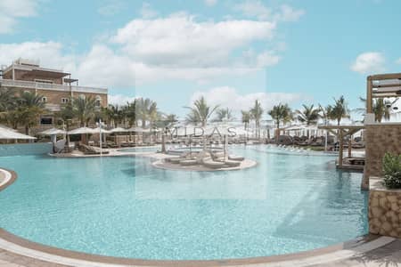 شقة فندقية 3 غرف نوم للايجار في نخلة جميرا، دبي - 28 Outdoor Swimming Pool. jpg