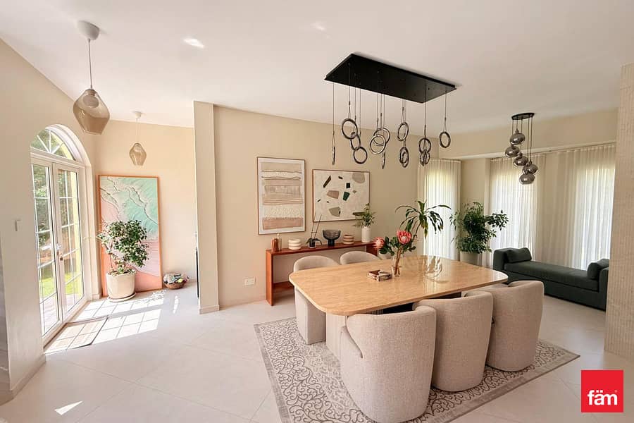 Corner | Stunning Bright Villa | Renovated