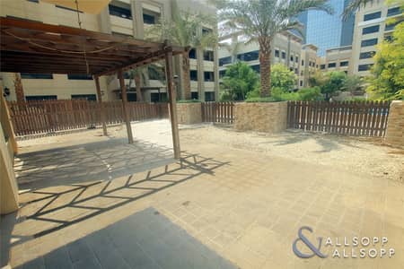 3 Bedroom Flat for Sale in The Greens, Dubai - Upgraded Flooring | Courtyard | Exclusive 3 Bedroom Flat for Sale in The Greens, Dubai - Upgraded Flooring | Courtyard | Exclusive