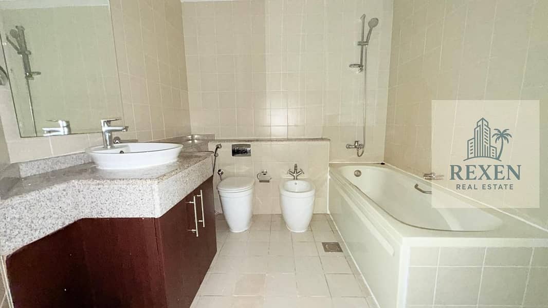 11 TBATHROOM. jpg