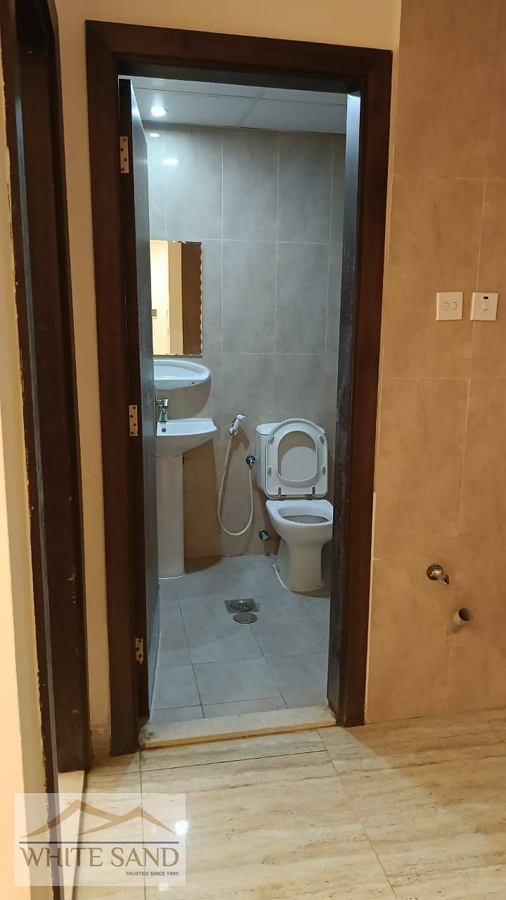 7 BM 204 BATHROOM. jpeg
