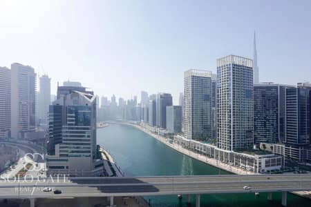 2 Bedroom Flat for Rent in Business Bay, Dubai - High-Floor Unit | Canal and Burj Views | Ready