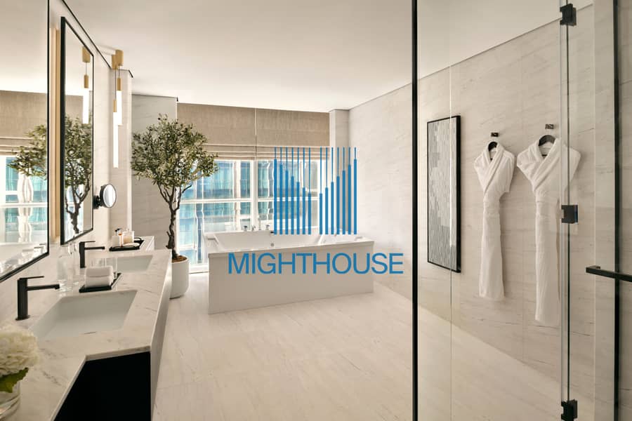 10 Presidential Suite - Bathroom with Jacuzzi. JPG
