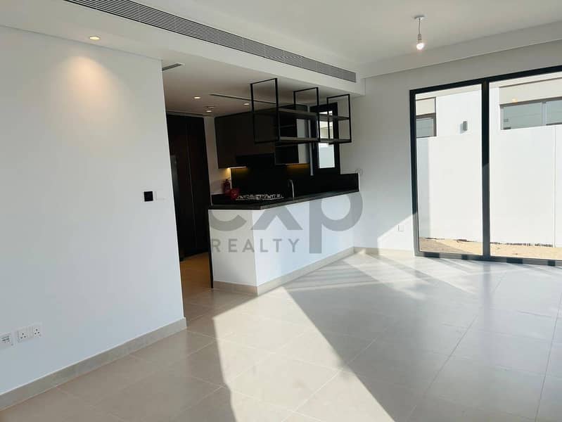 NEW TO MARKET | 5 BR | OPEN KITCHEN, FULLY UPGRADED | SINGLE ROW