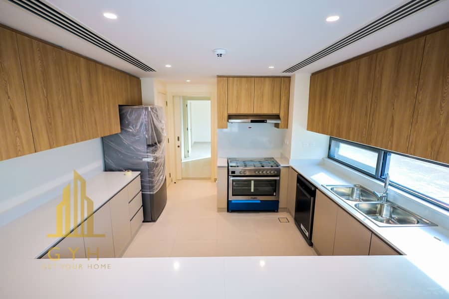14 Kitchen. jpg