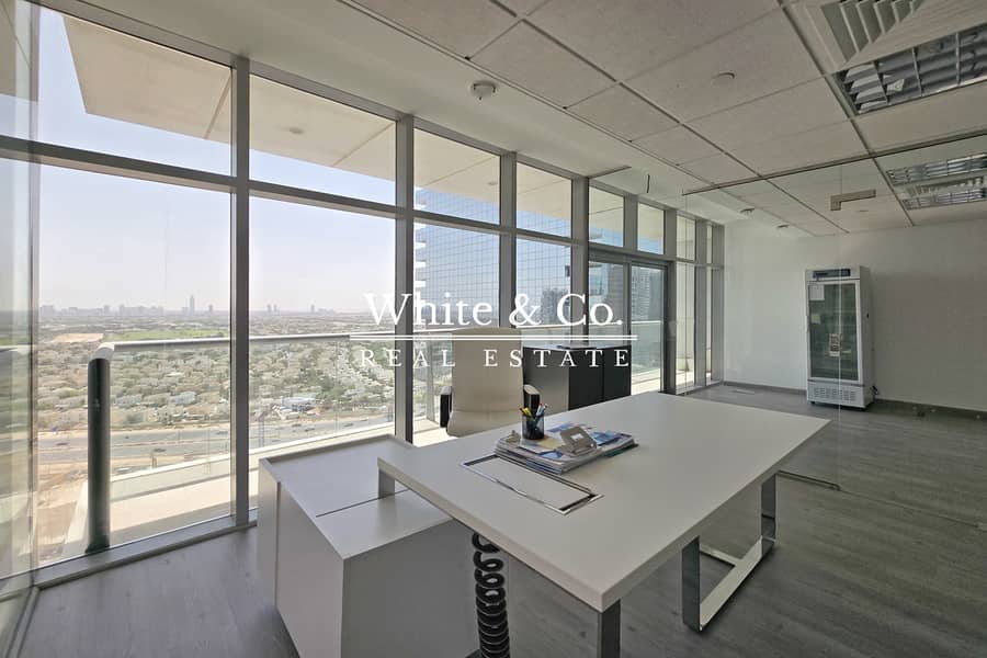 Vacant | Lake View | Fitted | Corner Unit