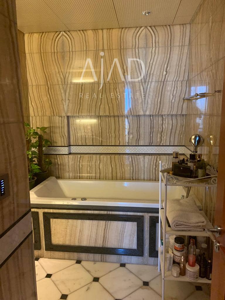 7 Bathroom Looking at Jacuzzi. jpg