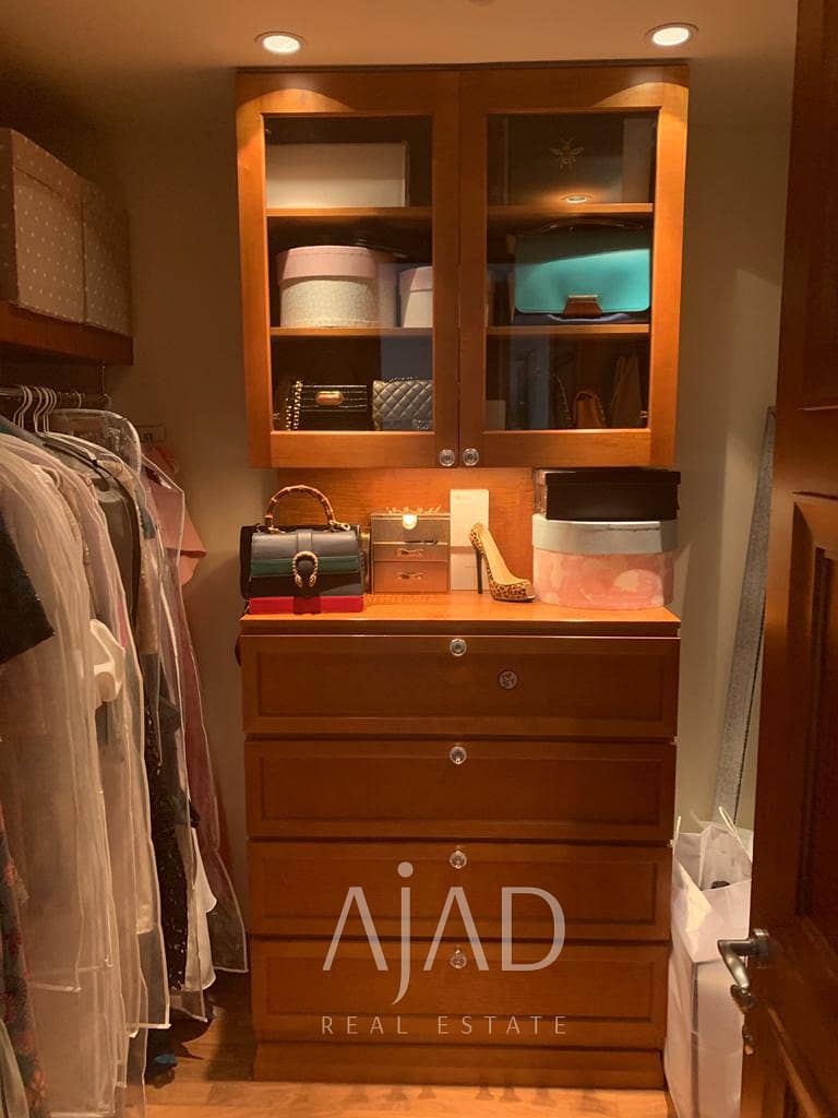 8 Walking Closet next to the Bedroom - Rightside. jpg