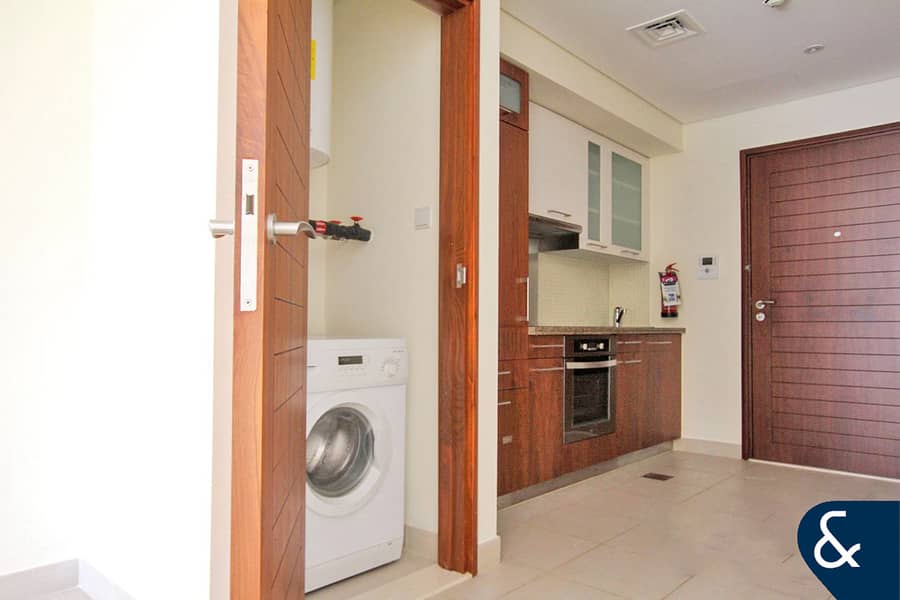 Large Studio | Boulevard View | Downtown