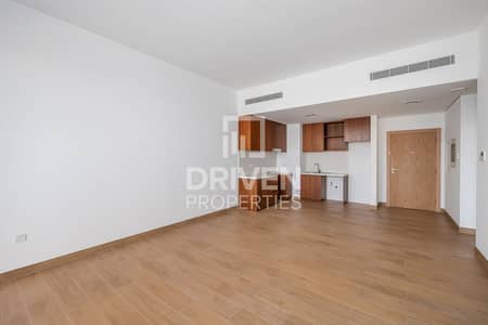 1 Bedroom Flat for Rent in Jumeirah, Dubai - Waterfront Elegance | Prestigious Location