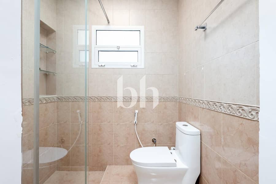 Spacious 5BR Villa | Vacant | Near Beach - Image 23